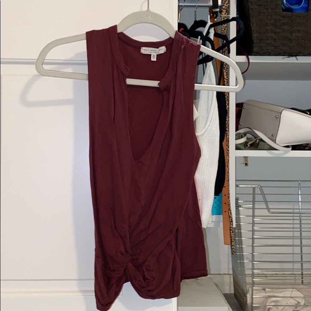 Deep v tank with knot in front